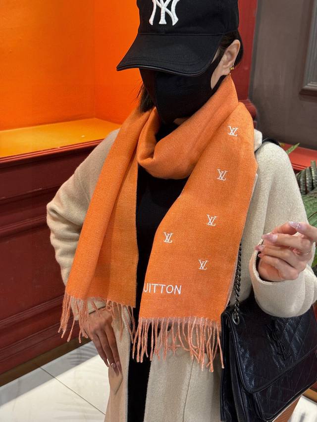 Lv 官网新款 情侣款 巴黎时装展双面羊绒围巾！采用蒙古高原细羊绒！手感满满地都是细腻的绒毛！这个价格P绝对百分之百的实惠！精湛绝伦的绣字工艺！送礼自留都不错！