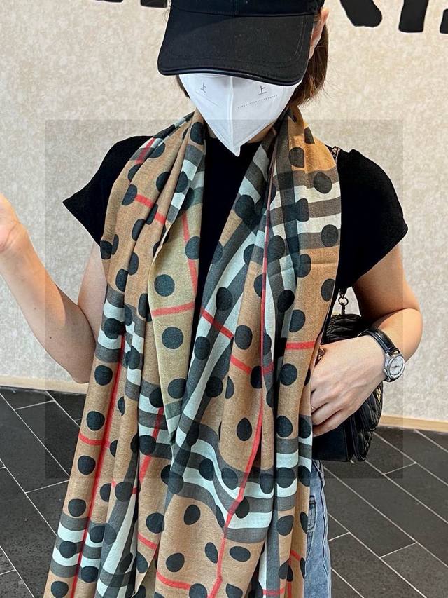 巴宝莉 官网最最新款 度假及日常都非常好搭配的款订单私流 一看到就想去度假平时穿搭也非常好搭配，整个人看起来都会神采奕奕好多不用多说，细节品质都看得清楚，绝对获