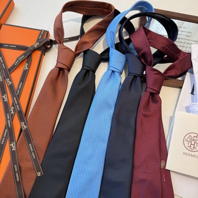 男士新款领带系列，稀有H家每年都有一千条不同印花的领带面世，从最初的多以几何图案表现骑术活动为主，到如今的款式则丰富得多，以活泼的动物或日常生活 事物为主题，让