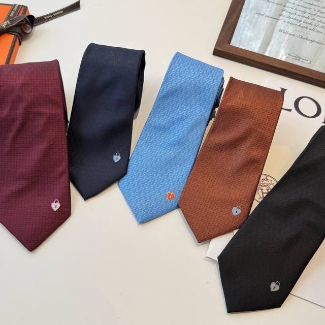 男士新款领带系列，稀有H家每年都有一千条不同印花的领带面世，从最初的多以几何图案表现骑术活动为主，到如今的款式则丰富得多，以活泼的动物或日常生活 事物为主题，让