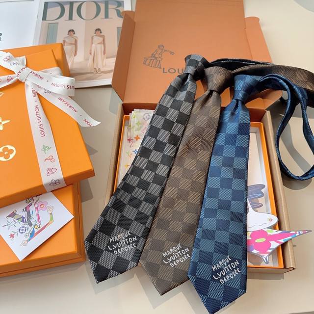 特 本款领带取材桑蚕丝装饰线混纺，汇聚创意总监Pharrell Williams 设计的品牌元素。经典Damier图案可为晚装造型点亮瞩目一隅， Marque