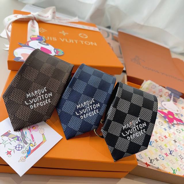 特 本款领带取材桑蚕丝装饰线混纺，汇聚创意总监Pharrell Williams 设计的品牌元素。经典Damier图案可为晚装造型点亮瞩目一隅， Marque