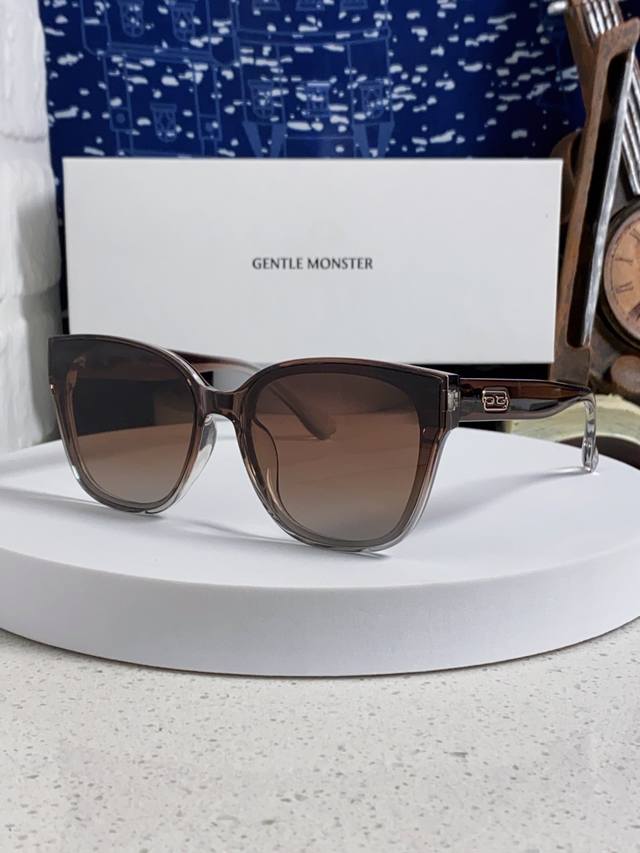 Gentle Moster Gm 2025新款偏光爆款浮云标 极简风格 男女通用防紫外线 型号：Tr3211