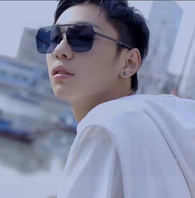 Gucci 男款炫彩飞行员偏光太阳镜 材质：高清尼龙加厚卡槽高清偏光镜片 无边框镜架颜型号：G3711