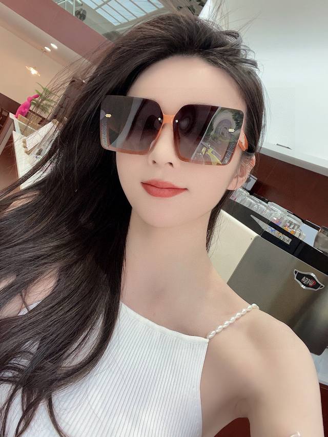 Dior-迪奥 2025开春新款 潮流爆款 时尚方框偏光太阳镜 高品质 佩戴舒适 网红潮款墨镜 女士高清加厚偏光太阳镜 高品质Tr镜框 型号：Cd0351