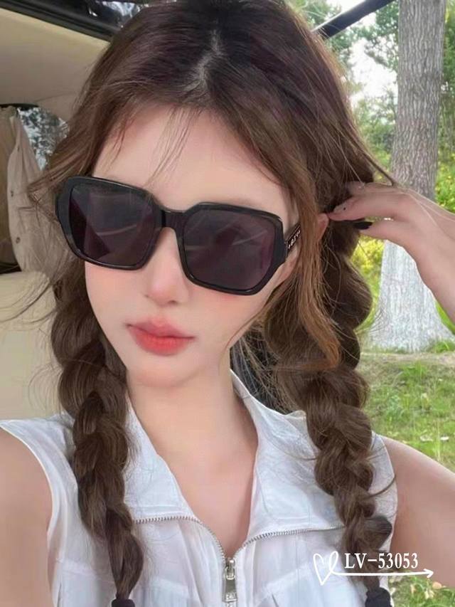 路易威登-Lv . 宝丽来树脂镜片 . Tr镜架轻便佩戴舒适 . Size：65-13-145 . 新款太阳镜减轻强光负担，明星同款，遮挡有害光线防辐射，出行旅