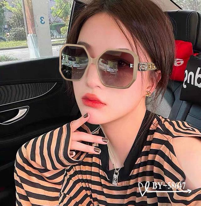 Burberry-巴宝莉 . 宝丽来树脂偏光镜片 . Tr镜架轻便佩戴舒适 . Size：61-15-150 . 新款太阳镜明星同款，减轻强光负担，遮挡有害光线