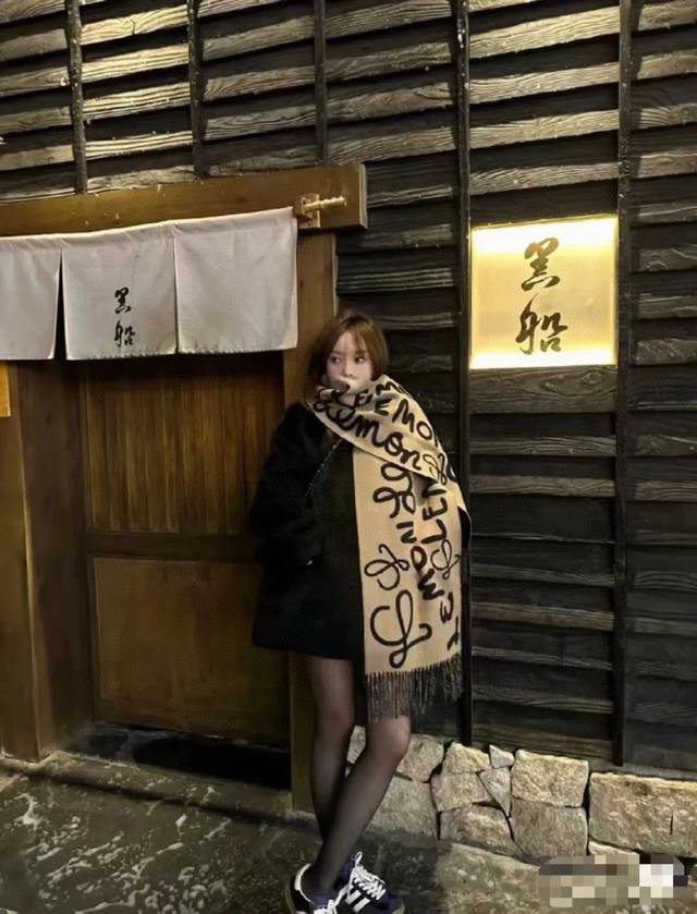 Loewe。爆款上牛货 Lw拼色羊绒长巾 Loewe 早秋系列释出新款字母涂鸦风围巾，两端带有流苏，饰有手写 Loewe 印记。配上真皮标真是超极高端货只有这种