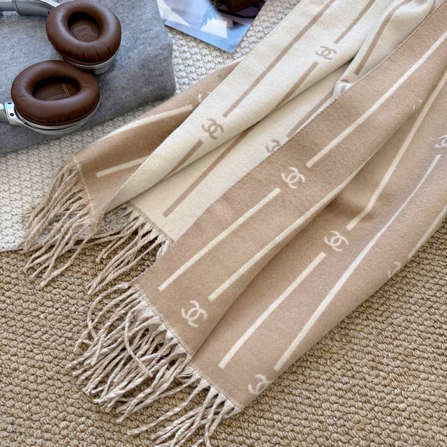 Chanel 25A 爆款披肩！超美全网都在抢！ 融合了经典菱格图案与双C Logo字母元素，采用双面提花工艺，黑灰配色高级百搭，两面随意搭配都是一款幸福感满满