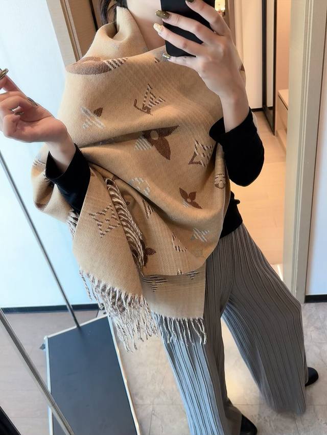 驴家专柜同步 双面渐变花纹 渐变提花经典设计完美，若隐若现的Lv标志，强烈推荐手慢无千万别去专柜买代购就要3800+绝对一模一样价格P真心好， 质地非常亲肤柔软