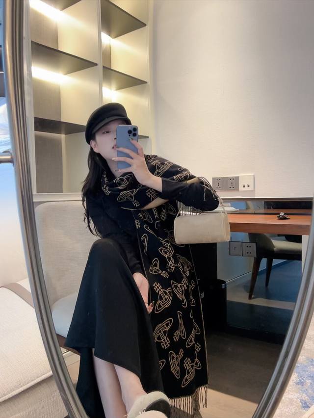 英国朋克教母“西太后Vivienne Westwood”最爱的土星从精神上，Vivenne Westwood才是最能代表英国人的时尚品牌.本季强推的一款产品.大