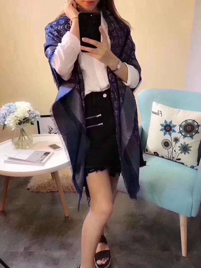 藏青银丝～ Lv银丝方巾 经典Monogram暗纹金银丝图案风靡了全世界。是个人都见过的一款 可是你未必见过最高端的女人的衣柜里面绝对不能少的一件单品，但是你千