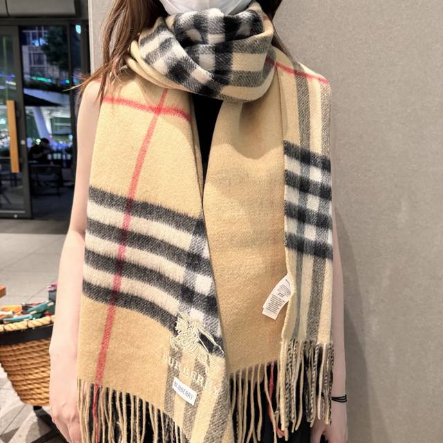 巴宝莉经典格子万年款，Bbr战马刺绣经典 小格双面披肩 品质手感好到不行100%羊羔绒高尖端产物绝对令人尖叫的品质时尚大牌的顶尖设计款..经典格子搭配时尚拼色是