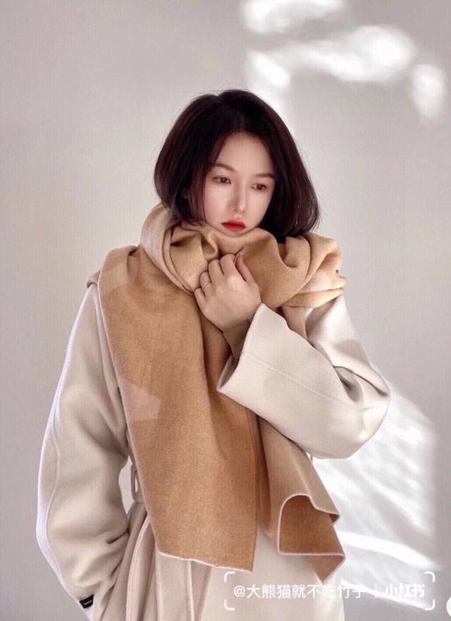 Acne大字母披肩 今年最热的款 原单原厂出品 超级大Logo 双面三色纱提花工艺 波普艺术的代表之作 100%顶级的羔羊绒 大克重 精纺纱粗纺做 兼顾二者的优