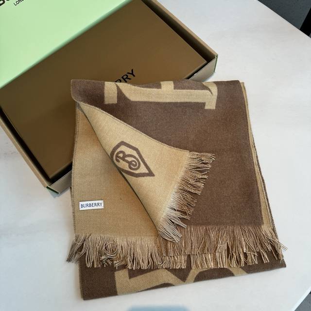 巴宝莉秋冬时髦高级感！男女通用，真的超级百搭好看！！落落大方！Bur独有的调调！！时髦精准到位，却又不用力过猛！！品质，设计都特别赞，只要一上身就马上能展现出秋