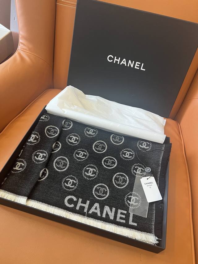 特 Hanel珍藏版 遇见不要错过。供海外专柜私货。巨流弊美飞了要♀心尖上的美物 Chanel奶奶家的羊绒工坊出品，算得上是艺术品！双面双色，双C点缀整条围巾，