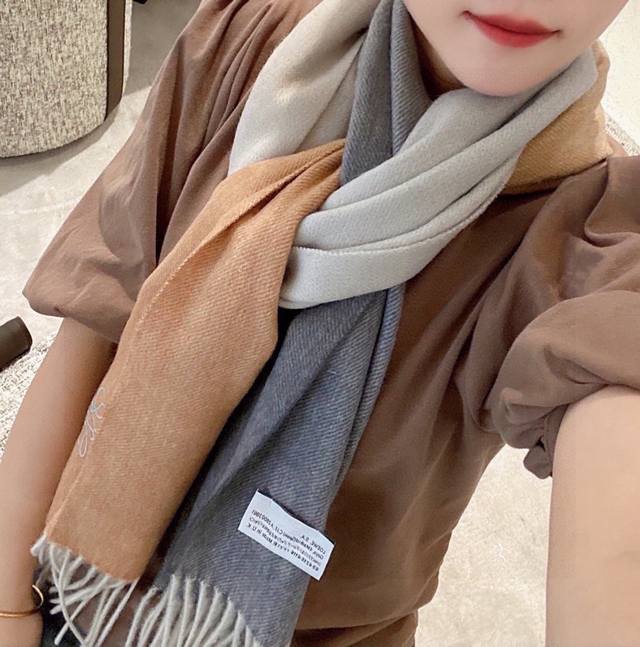 罗意威 渐变色巴黎时装展商务男士女士通用双面羊绒披肩代工厂P臻选上乘的超细羊绒纤维 进行纯手工精梳处理 耗时耗力 再以清泉水浸泡涤荡 使羊绒纤维呈现出独特的蓬松