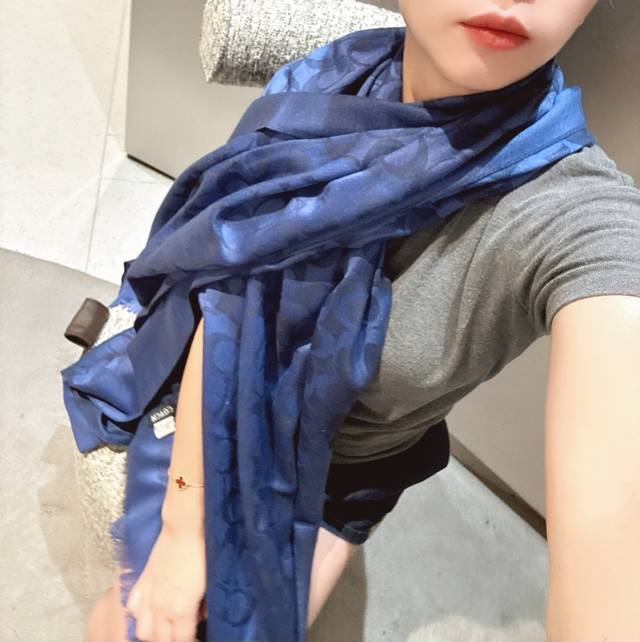 Coach经典款围巾 大披肩。每个颜色都好看超级舒适的款，大气奢华，中等厚度，可做披肩，办公室冷气足的时候，这种围巾最实用啦，又漂亮又保暖 尺寸195*65
