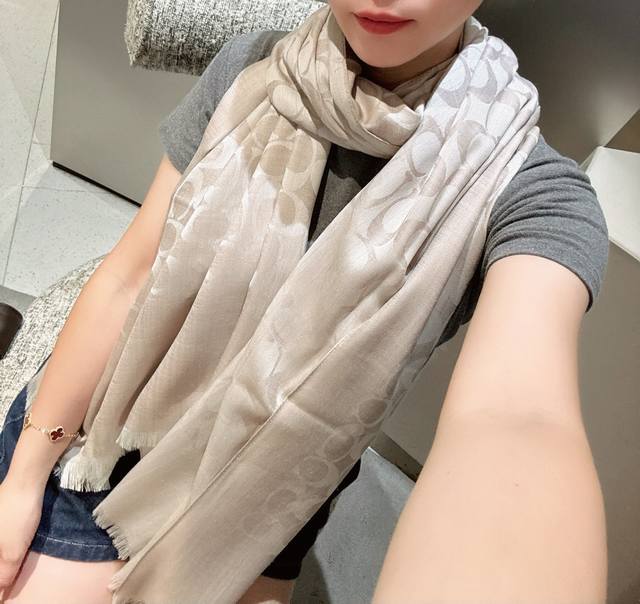 Coach经典款围巾 大披肩。每个颜色都好看超级舒适的款，大气奢华，中等厚度，可做披肩，办公室冷气足的时候，这种围巾最实用啦，又漂亮又保暖 尺寸195*65