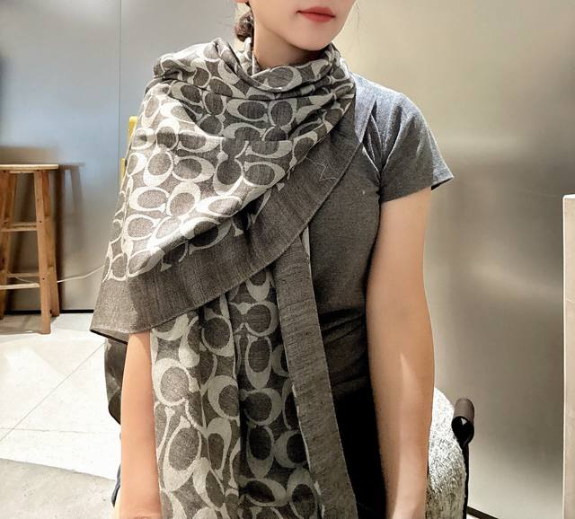 Coach经典款围巾 大披肩。每个颜色都好看超级舒适的款，大气奢华，中等厚度，可做披肩，办公室冷气足的时候，这种围巾最实用啦，又漂亮又保暖 尺寸195*65