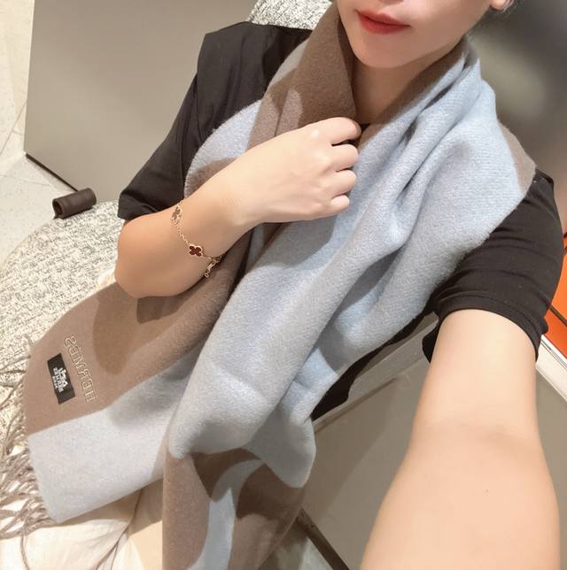 Hermes爱马仕2025巴黎时装展商务男士女士通用双面羊绒披肩代工厂P臻选上乘的超细羊绒纤维 进行纯手工精梳处理 耗时耗力 再以清泉水浸泡涤荡 使羊绒纤维呈现