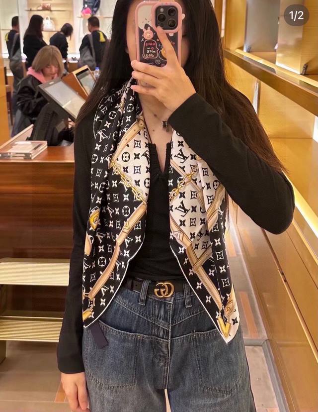 Lv 链条花。Lv2025在售款 90*9016姆米顶级真丝方巾 2色现货 春秋季空调房必备单品！.