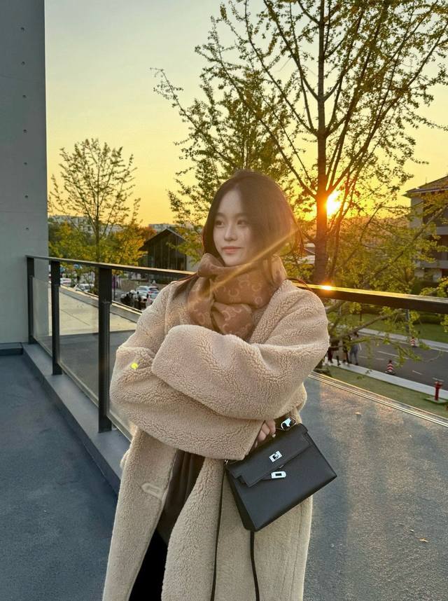 2610年Celine凯旋门散林老花羊绒围巾终于出货了 很多宝宝要的上身图来啦！羊绒的质地戴起来软乎乎超舒服！双面明暗对比色，围起来不会那么单调.冬秋季必入款材