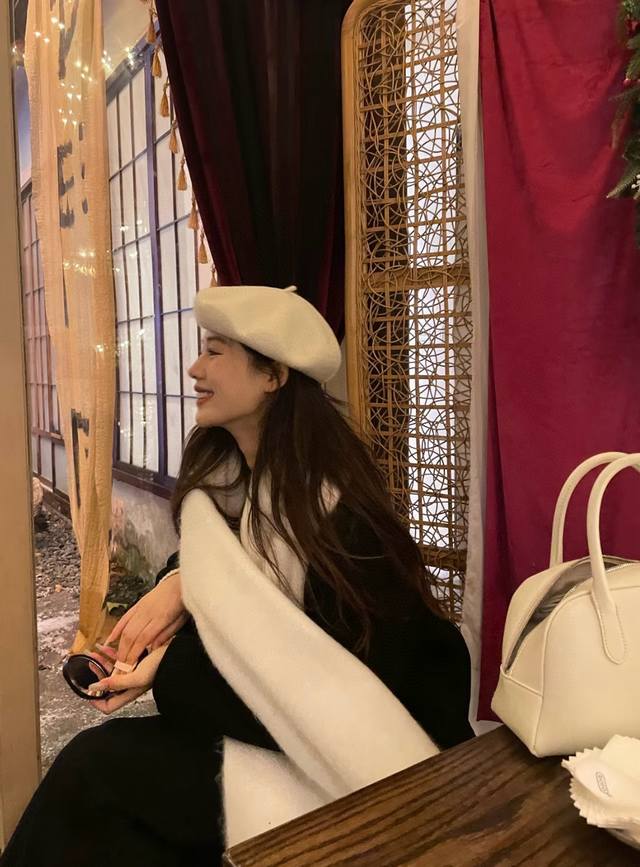 巴宝莉超美新款马海毛围巾！超级推荐入手！ 质感好货！罗意威主打的马海毛围巾~据说超难买哦！！打了好多次版！终于出货 最接近原版 进出专柜无压力做工非常精致，很有