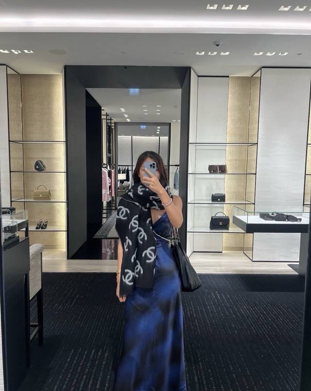 最新款Chanel25B黑白 披肩 满Logo的披肩真的太爱了！ 识别度超高 而且在空调房里披着真的刚刚好 双面设计一面是满Logo一面是浅灰色配俩个大Logo