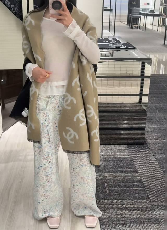 最新款Chanel25B黑白 披肩 满Logo的披肩真的太爱了！ 识别度超高 而且在空调房里披着真的刚刚好 双面设计一面是满Logo一面是浅灰色配俩个大Logo