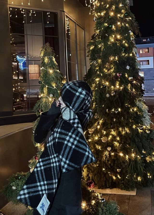 网红最新款Burberry家专属标识连帽小披肩，围巾披肩两用，绝对市面最牛的货，真材实料的东西，这款既可以当连帽披肩又可以当围巾，配上长筒靴超带范儿，美观性，舒