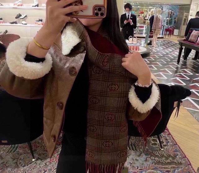 灭世版本来袭，不是不做，只是还没做到极致，顶级版本出货，羊毛真丝围巾，装饰超大造型设计Gg图案。于1970年代首次使用的Gg标识从始于1930年代的初始Gucc