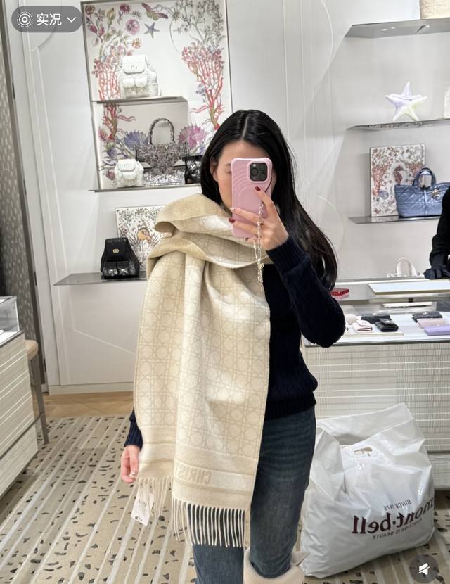 2610Cd新款菱格银丝羊绒双面提花大披肩 Blingbling 的银光闪闪，柔软亲肤，凭实力火出圈的经典款 双面的工艺技术精湛又独特 闭着眼睛入就行！50*