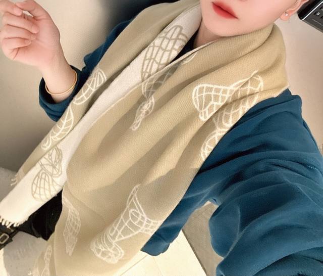 巴宝莉年度最新款 泰迪熊系列羊绒围巾，男女通用款，必必必收！最流弊的品质亲妈价格P造福人间~教你识好货，独家最顶级，没有之一！！！极品巨献，大B家硬货殿堂级品质