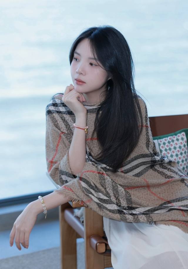 2610最新版B家，尾单来了！！ 两色加起只有几十条！！代购品质！！ 丝毛的面料很厉害，很紧致的镶嵌细纱的金属丝，闪而柔软！！ 尺寸:70* Cm.