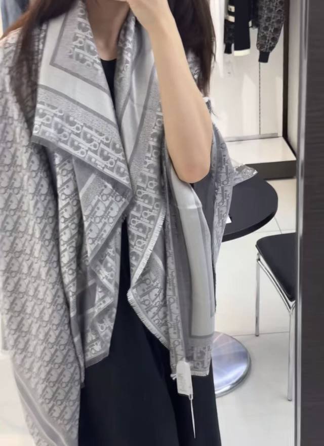 高版本Dior披肩经典方巾字母搭配丝毛混纺的华美质感，与成衣和配饰系列单品搭配相宜。 尺寸： X Cm Dior字母提花织纹 全幅 花卉 7色现货