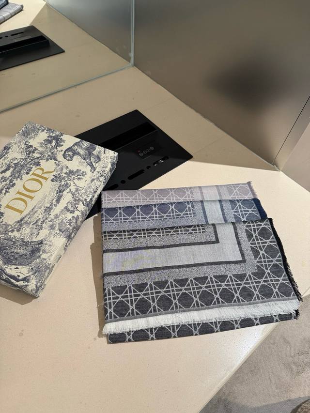 高段位！是Dior的女人！经典藤格纹新演绎！！ 实物有被惊艳到！！Dior今年25秋冬新出的Cannage藤格纹披肩，采用轻盈的羊毛、桑蚕丝和羊绒混纺面料精心制