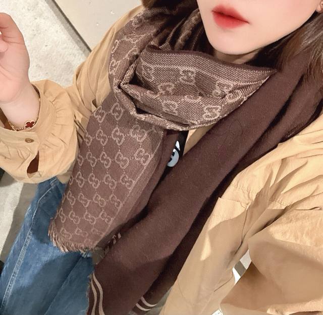 免代购的围巾一模一样Gucci重磅极品贸易公司渠道货重磅家属福利少之又少的款式里，这个算流弊的。在G专柜N次见到我们的品质真的绝了，还是之前那个牛逼的渠道被Qc
