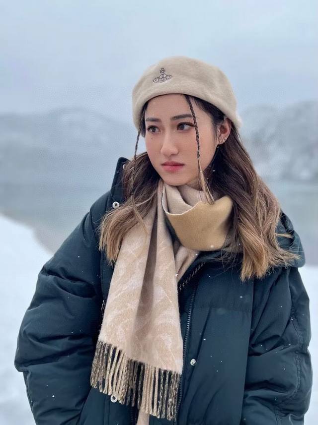 Tb 双面格子 B家最新款，全部采的原样回来做的，不论颜色，原料 ，手感 ，标都做到了一致，超级实用的一款围巾 双面双设计 手感柔软细腻， %羊绒 ，家族最新设