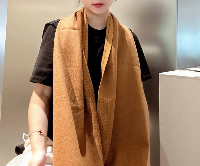 爱马仕双条长巾 高尖端产物水波纹绝对令人尖叫的品质Logo绣标低调奢华有内涵，此款围巾绝对是犒赏自己送亲人密友的奢华礼物，围搭感觉顺滑软糯，随身灵动且水头润泽，