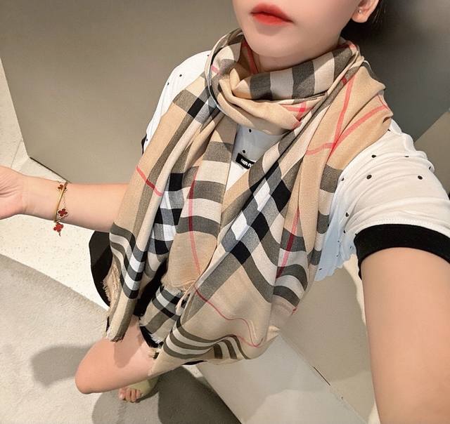 巴宝莉正装系列货 专供旗舰店的Vip 顶级苏格兰进口山羊绒 无比的高贵优雅 知性的款式 简洁大气的设计 绝对的不是花里胡哨的款式 戒指绒产品可以说是围巾里面最高