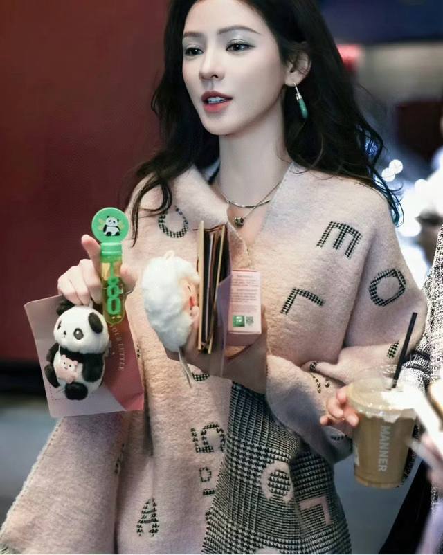 香奶奶25年新款，25Cocochanel系列，被誉为24年香奶奶最好看的一款，最值得入手的一条，一面千鸟格一面提花字母，既是一条披肩也是一条小盖毯，真的随意一