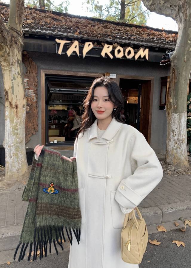 新色 2610小红书走火爆款 经典大土星马海毛围巾 Vivienne Westwood西太后土星 英国时装设计师，时装的朋克之母！时尚潮流风格，品质强大，超美的