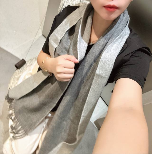 罗意威。 男女围巾 怒赞自留，难得的高端男款！家属福利！非常正的围巾~面料大爱，非常柔软细腻舒服，轻度水波纹！大气简约，超级好看的男神配色，任何男生都会喜欢的款