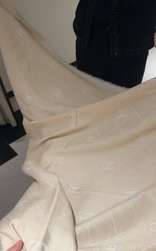 奶茶色！ 2025最爆火的Chanel 菱格披肩，双面设计体验不同风格穿搭，永远不会过时的经典，根本抢不到！ 经典菱格的包包已经成为香家历代经典不可替代的标志性