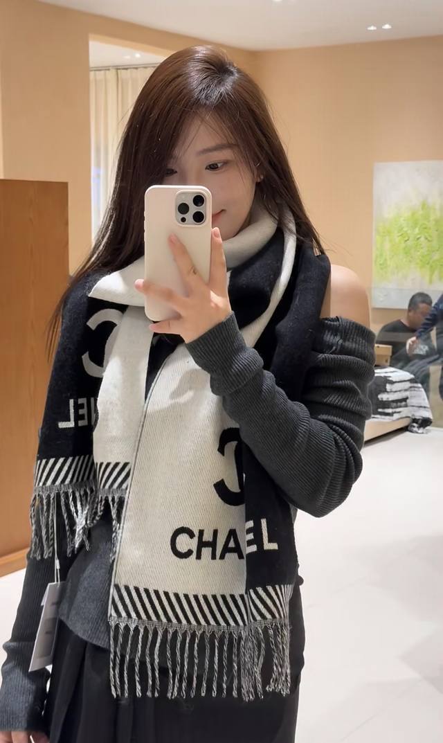 新 双面拼色提花 裸粉色 Size：184X34Cm 不含流苏 目测是大爆款！双面异色提花 两面完全相反的颜色及图案 设计真的非常走心 ，超大品牌Logo与双C