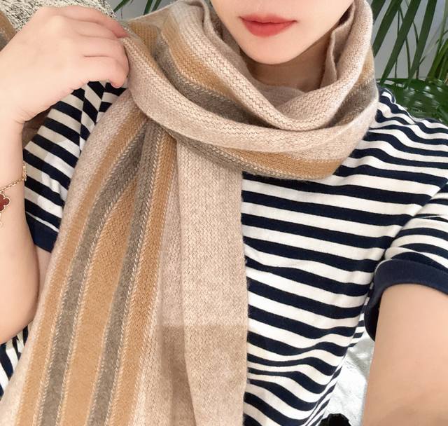 Gucci 同步专柜，高端羊毛针织围巾！ 可正式，可随意，非常Classical的男款设计。这款织法比较难，又很费纱线，工艺难度非常大！！！这样的男款围巾，绝对