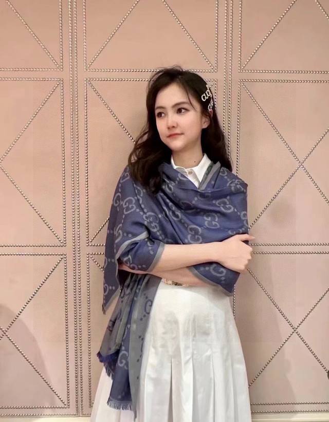 Gucci 图案以字母交织图案的形式，在这款米色和蓝色羊毛桑蚕丝混纺披肩上唯美呈现。米色和蓝色Gg羊毛桑蚕丝混纺面料 厘米 长 X 70.1厘米 宽 70%羊毛