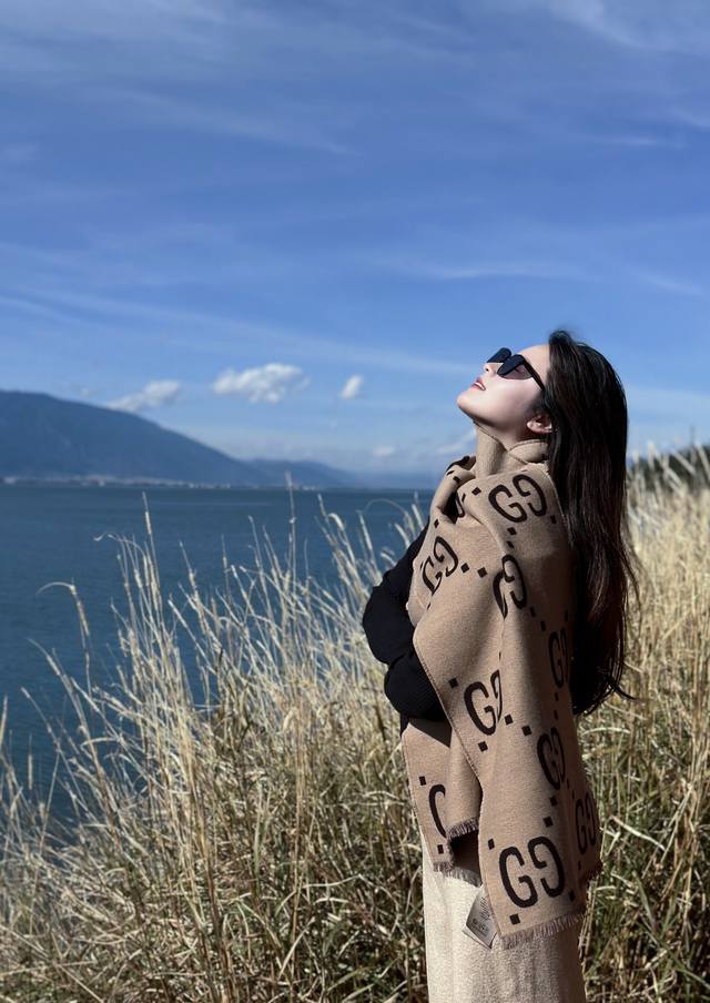 火爆断货王系列全网最火的围巾！！火到全球Gucci专柜断货！！我们的终于来了！！！ 久等了，全网都在传我们去年的实拍图，但我们一直没有开售，因为！！绝对必须得最