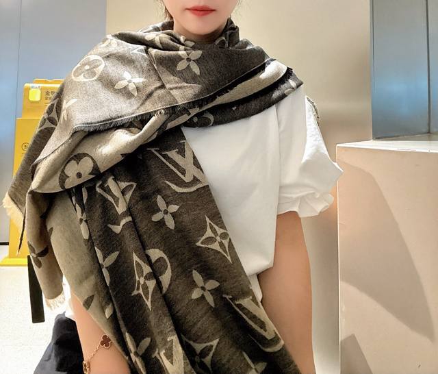 专柜最新 只要你有关注，你就该知道25年的Lv主推大字 无论是包包还是衣服！所以今年的大字母围巾也必须是主动入手的！70*200长巾 三色现货！！ 大气、经典！